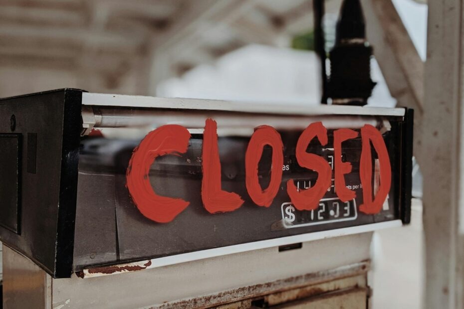 closed sign on a gas pump